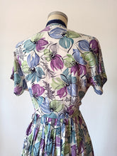 Cargar imagen en el visor de la galería, 1940s - Splendorous Floral Cold Rayon Dress - W30 (76cm)