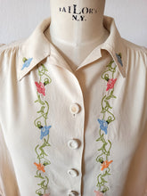 Cargar imagen en el visor de la galería, 1940s - Exquisite Parisian Embroidered Silk Blouse - Sz M