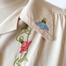 Cargar imagen en el visor de la galería, 1940s - Exquisite Parisian Embroidered Silk Blouse - Sz M