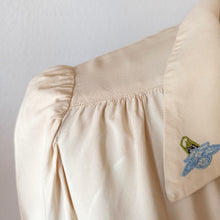 Cargar imagen en el visor de la galería, 1940s - Exquisite Parisian Embroidered Silk Blouse - Sz M