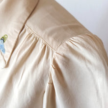 Cargar imagen en el visor de la galería, 1940s - Exquisite Parisian Embroidered Silk Blouse - Sz M