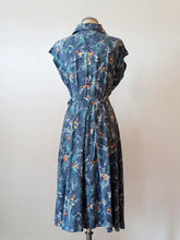 Cargar imagen en el visor de la galería, 1940s - Ultragorgeous Pigeon Blue Floral Rayon Dress - W28.5 (72cm)