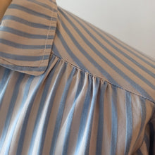 Charger l'image dans la galerie, 1950s - Gorgeous Blue Stripes Blouse - Sz 40