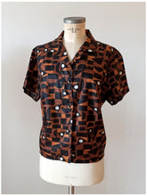 Charger l'image dans la galerie, 1950s 1960s - Fabulous Geometric Satin Blouse - Sz L/XL