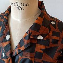 Charger l'image dans la galerie, 1950s 1960s - Fabulous Geometric Satin Blouse - Sz L/XL