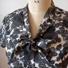 Charger l'image dans la galerie, 1950s 1960s - TREVIRA, Germany - Gorgeous Floral Satin Blouse - Sz L