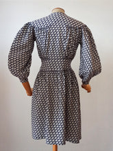 Charger l'image dans la galerie, 1940s - Gorgeous Lantern Sleeves Rayon Dress - W28.5 (72cm)