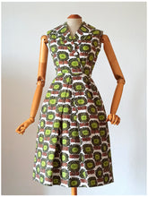 Charger l'image dans la galerie, 1950s - Stunning Novelty Sunflowers Barkcloth Dress - W26 (66cm)