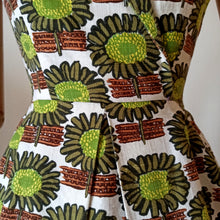Charger l'image dans la galerie, 1950s - Stunning Novelty Sunflowers Barkcloth Dress - W26 (66cm)