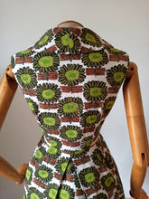 Charger l'image dans la galerie, 1950s - Stunning Novelty Sunflowers Barkcloth Dress - W26 (66cm)