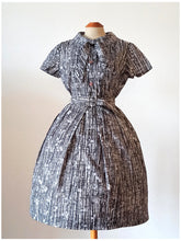 Laden Sie das Bild in den Galerie-Viewer, 1950s 1960s - GALERIES LAFAYETTE, Paris - Abstract Satin Dress - W27.5 (70cm)