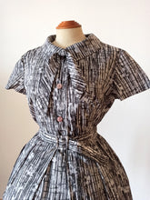 Laden Sie das Bild in den Galerie-Viewer, 1950s 1960s - GALERIES LAFAYETTE, Paris - Abstract Satin Dress - W27.5 (70cm)