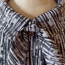 Laden Sie das Bild in den Galerie-Viewer, 1950s 1960s - GALERIES LAFAYETTE, Paris - Abstract Satin Dress - W27.5 (70cm)