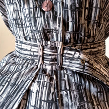 Laden Sie das Bild in den Galerie-Viewer, 1950s 1960s - GALERIES LAFAYETTE, Paris - Abstract Satin Dress - W27.5 (70cm)