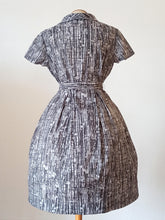 Laden Sie das Bild in den Galerie-Viewer, 1950s 1960s - GALERIES LAFAYETTE, Paris - Abstract Satin Dress - W27.5 (70cm)