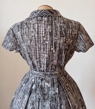 Laden Sie das Bild in den Galerie-Viewer, 1950s 1960s - GALERIES LAFAYETTE, Paris - Abstract Satin Dress - W27.5 (70cm)