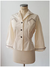 Charger l'image dans la galerie, 1940s 1950s - MAURICE-BOUSSAC, Paris - Barrel Buttons Blouse - W30 (76cm)