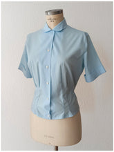 Cargar imagen en el visor de la galería, 1950s - COUTURE, France - Cute Baby Blue Cotton Blouse - W34.5 (88cm)