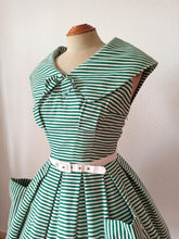 Charger l'image dans la galerie, 1950s - Iconic French Green Stripes Cotton Dress - W25 (64cm)