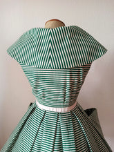 Charger l'image dans la galerie, 1950s - Iconic French Green Stripes Cotton Dress - W25 (64cm)