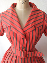 Charger l'image dans la galerie, 1950s 1960s - Fabulous Salmon Pink Striped Cotton Dress - W30 (76cm)