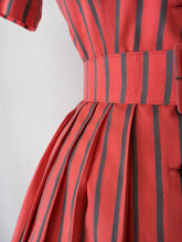 Charger l'image dans la galerie, 1950s 1960s - Fabulous Salmon Pink Striped Cotton Dress - W30 (76cm)