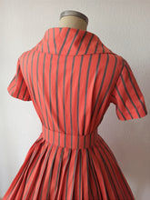 Charger l'image dans la galerie, 1950s 1960s - Fabulous Salmon Pink Striped Cotton Dress - W30 (76cm)