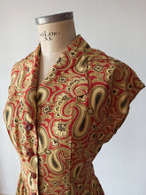 Cargar imagen en el visor de la galería, 1940s - Superb Tile Printed Rayon Dress - W28.5 (72cm)