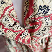 Cargar imagen en el visor de la galería, 1940s - Superb Tile Printed Rayon Dress - W28.5 (72cm)