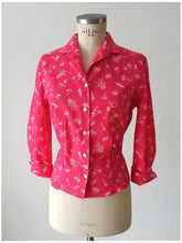 Charger l'image dans la galerie, 1940s 1950s - Adorable Pink Novelty Print Cotton Blouse - Sz 42