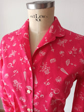 Charger l'image dans la galerie, 1940s 1950s - Adorable Pink Novelty Print Cotton Blouse - Sz 42