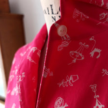 Charger l'image dans la galerie, 1940s 1950s - Adorable Pink Novelty Print Cotton Blouse - Sz 42