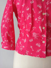 Charger l'image dans la galerie, 1940s 1950s - Adorable Pink Novelty Print Cotton Blouse - Sz 42