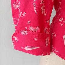 Charger l'image dans la galerie, 1940s 1950s - Adorable Pink Novelty Print Cotton Blouse - Sz 42