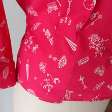 Charger l'image dans la galerie, 1940s 1950s - Adorable Pink Novelty Print Cotton Blouse - Sz 42