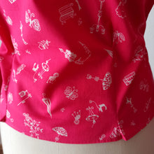 Charger l'image dans la galerie, 1940s 1950s - Adorable Pink Novelty Print Cotton Blouse - Sz 42