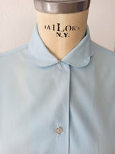 Cargar imagen en el visor de la galería, 1950s - COUTURE, France - Cute Baby Blue Cotton Blouse - W34.5 (88cm)
