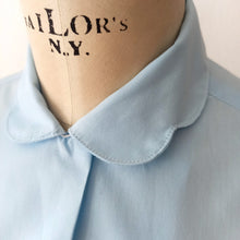 Cargar imagen en el visor de la galería, 1950s - COUTURE, France - Cute Baby Blue Cotton Blouse - W34.5 (88cm)