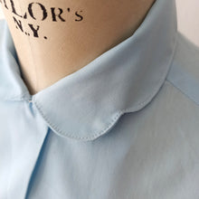 Cargar imagen en el visor de la galería, 1950s - COUTURE, France - Cute Baby Blue Cotton Blouse - W34.5 (88cm)