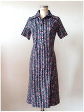 Laden Sie das Bild in den Galerie-Viewer, 1960s - Tricote de Luxe Floral Dress - Sz 44