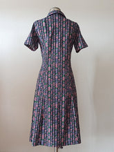 Laden Sie das Bild in den Galerie-Viewer, 1960s - Tricote de Luxe Floral Dress - Sz 44