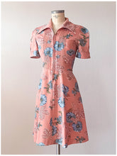 Laden Sie das Bild in den Galerie-Viewer, 1970s - Does 40s Front Zipper Floral Dress - W31 (80cm)