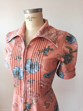 Laden Sie das Bild in den Galerie-Viewer, 1970s - Does 40s Front Zipper Floral Dress - W31 (80cm)