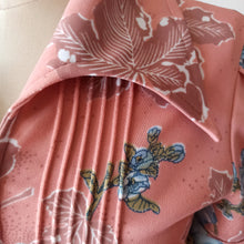 Laden Sie das Bild in den Galerie-Viewer, 1970s - Does 40s Front Zipper Floral Dress - W31 (80cm)