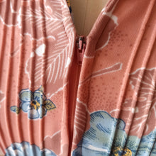 Laden Sie das Bild in den Galerie-Viewer, 1970s - Does 40s Front Zipper Floral Dress - W31 (80cm)