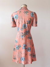 Laden Sie das Bild in den Galerie-Viewer, 1970s - Does 40s Front Zipper Floral Dress - W31 (80cm)