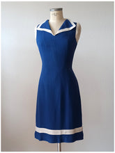 Laden Sie das Bild in den Galerie-Viewer, 1960s - Gorgeous Navy White Rayon Dress - W28.5 (72cm)