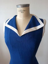 Laden Sie das Bild in den Galerie-Viewer, 1960s - Gorgeous Navy White Rayon Dress - W28.5 (72cm)