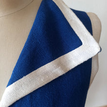 Laden Sie das Bild in den Galerie-Viewer, 1960s - Gorgeous Navy White Rayon Dress - W28.5 (72cm)