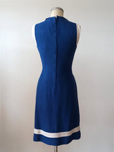 Laden Sie das Bild in den Galerie-Viewer, 1960s - Gorgeous Navy White Rayon Dress - W28.5 (72cm)